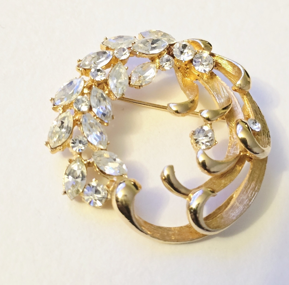 Vintage Signed BSK Rhinestone swirl feather Wreath pin brooch